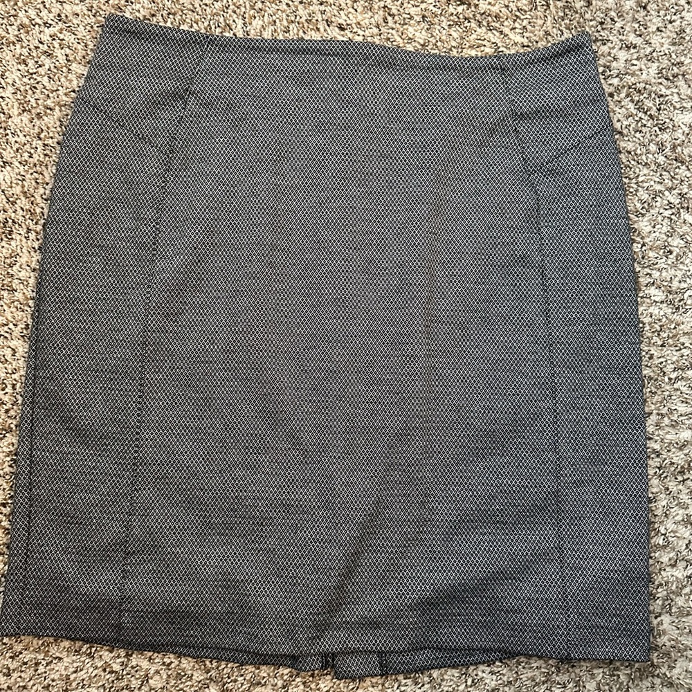 Black and white pattern New York & Company skirt; size L.